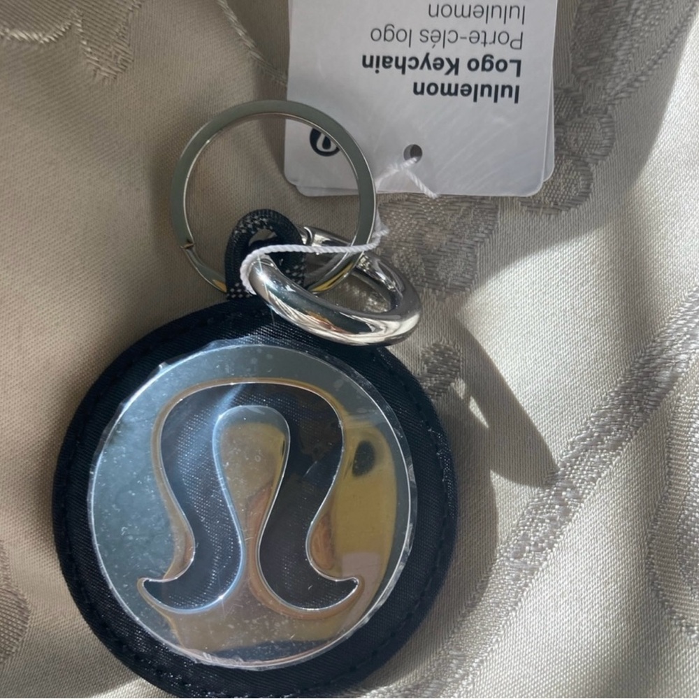 Lululemon logo keychain - Picture 3 of 4